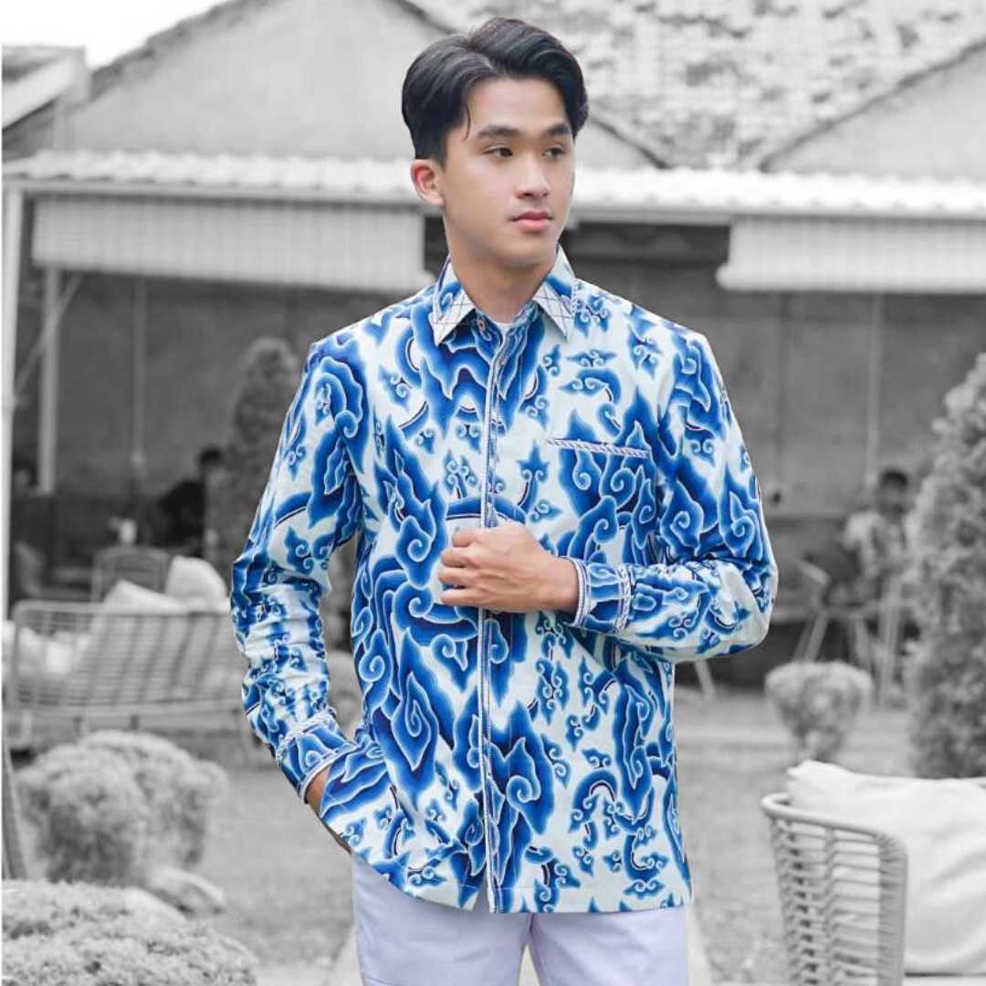 Batik Trusmi Batik Tulis Premium - Kemeja Mega Mendung Putih LMBT Biru