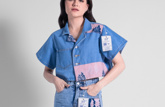 Batik Trusmi Denim Life Series – Kemeja Crop Denim Kombinasi Batik
