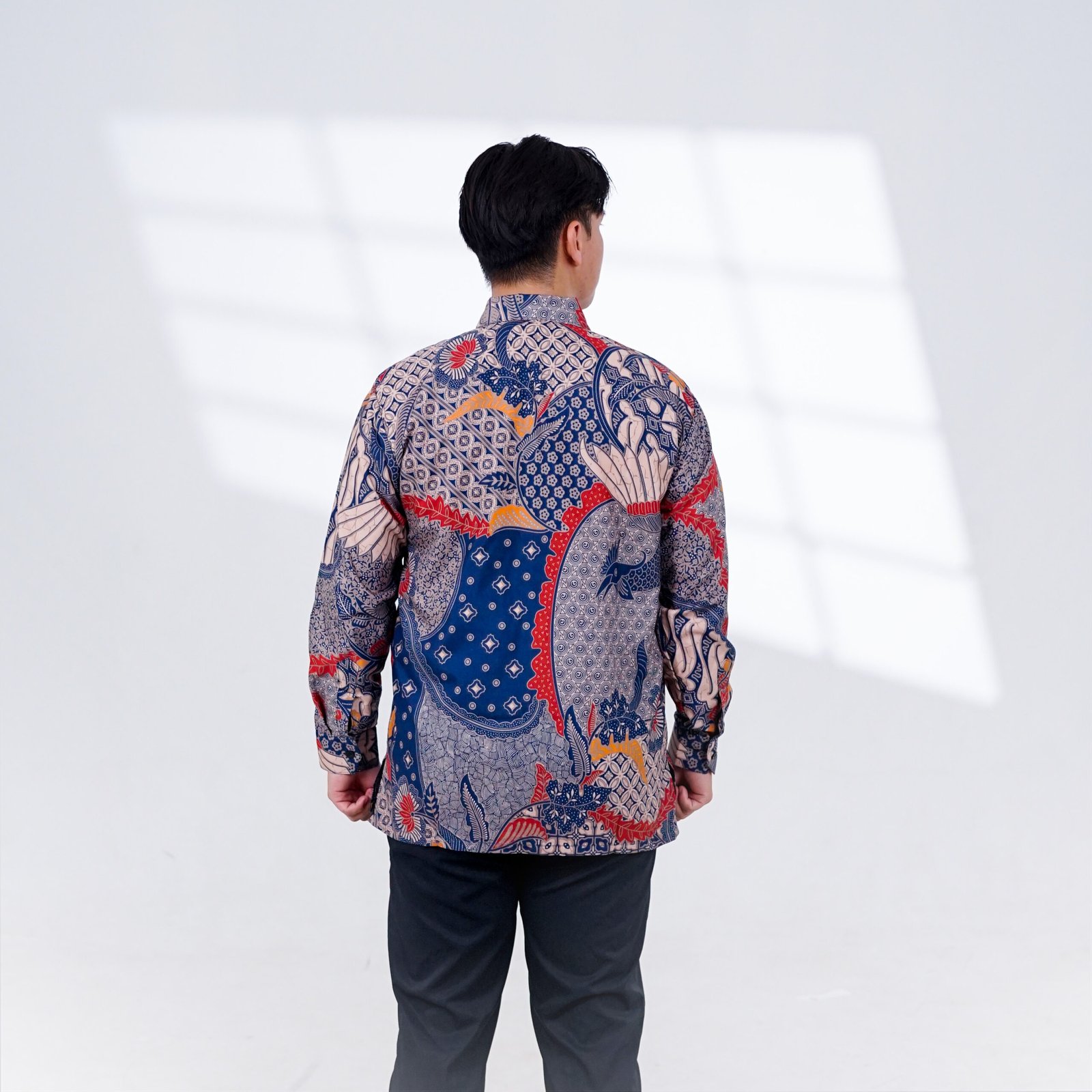 Batik Trusmi Kemeja Motif Kombinasi Sekar Jagad Biru BUL - Gambar 5