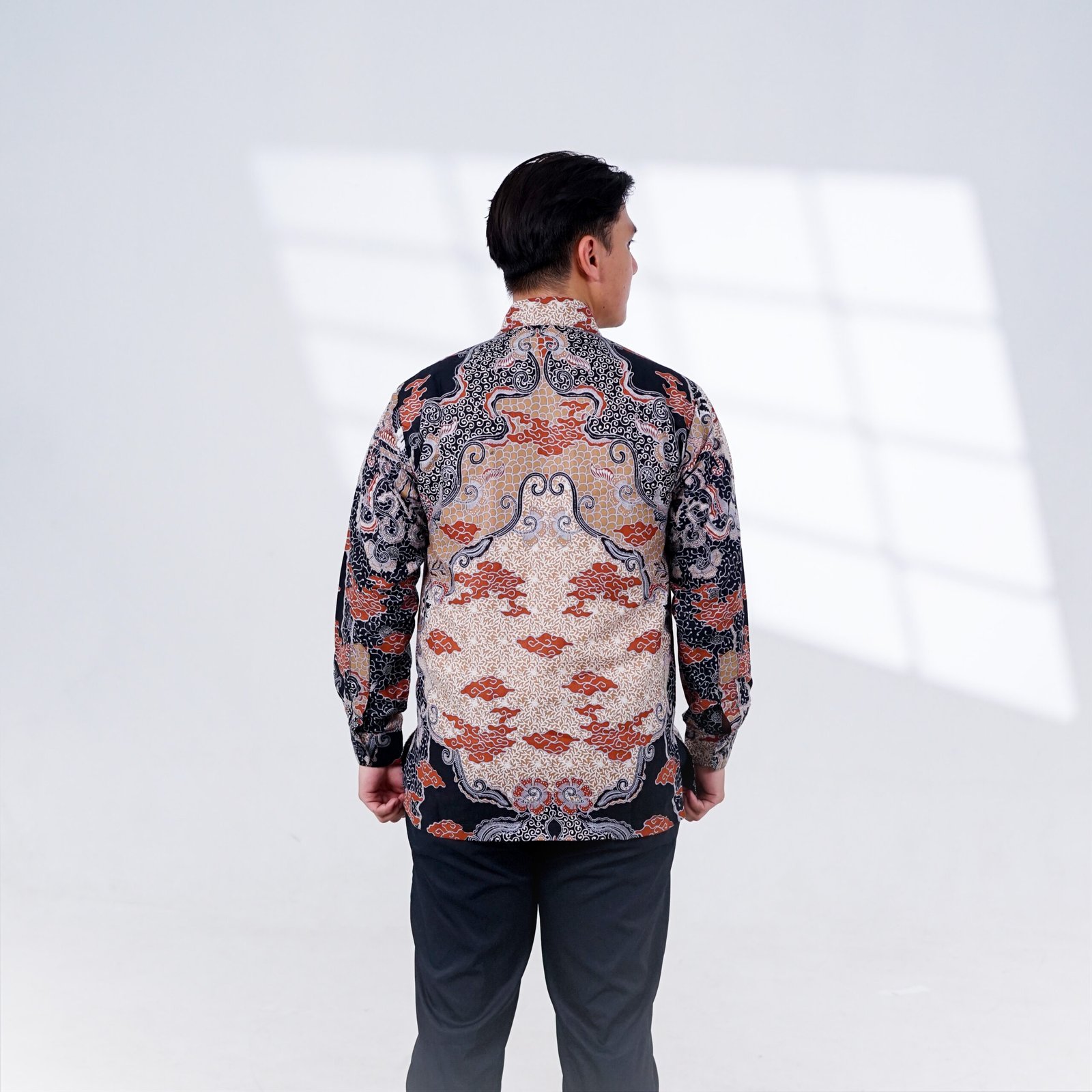 Batik Trusmi Kemeja Batik Motif Sawat Coklat - Gambar 5