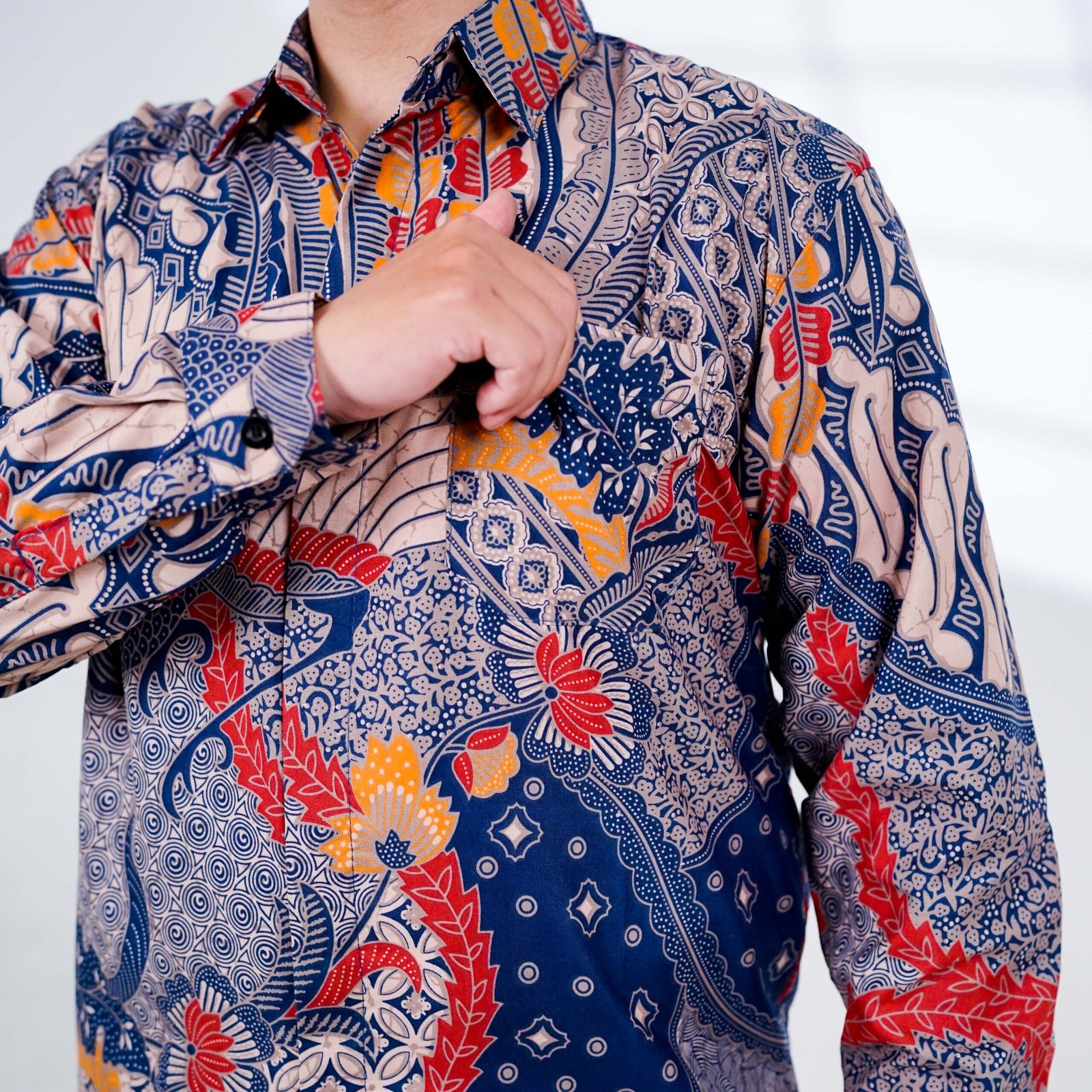 Batik Trusmi Kemeja Motif Kombinasi Sekar Jagad Biru BUL - Gambar 2
