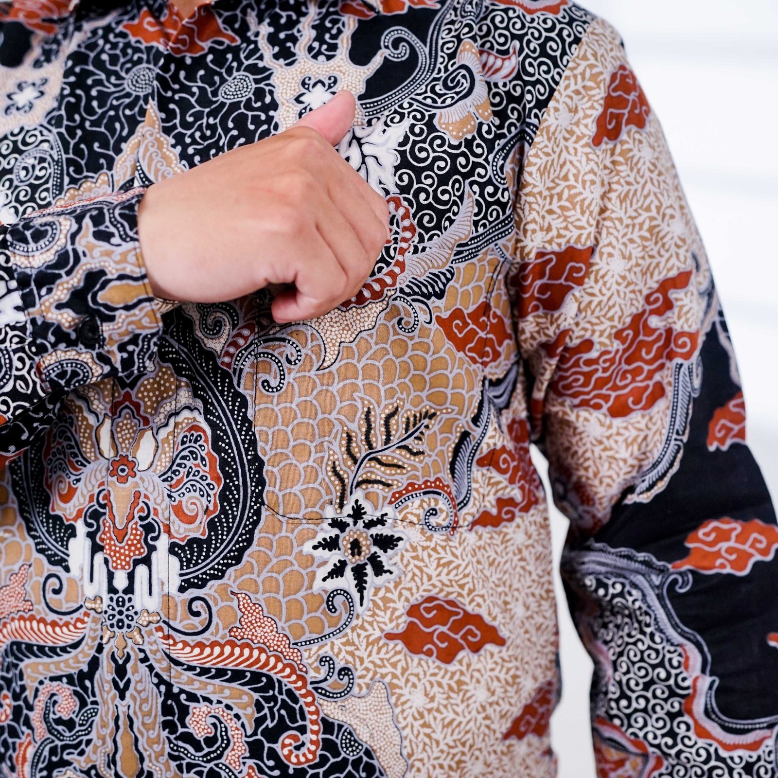 Batik Trusmi Kemeja Batik Motif Sawat Coklat - Gambar 2