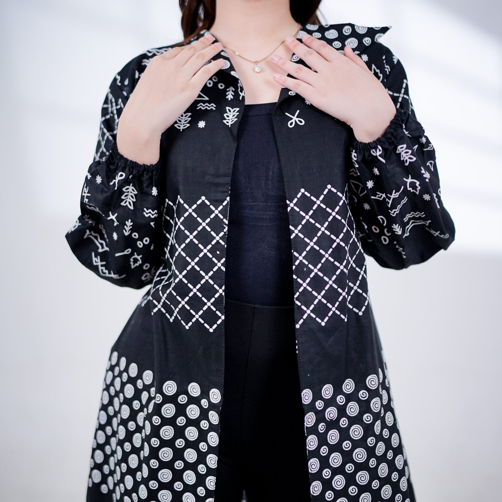 Batik Trusmi Outer Batik Warna Hitam Motif IKN - Gambar 2