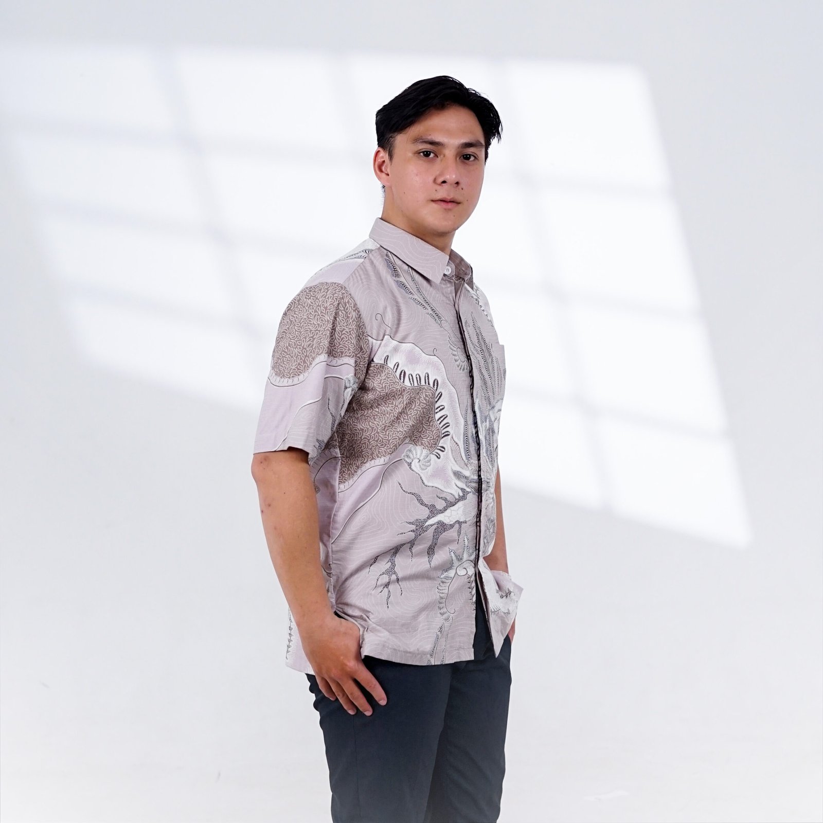 Batik Trusmi Hem Reguler Bahan Dobby 22647A Abu MUN - Gambar 3