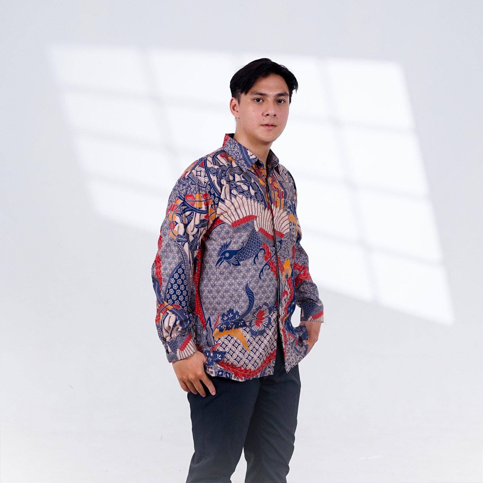 Batik Trusmi Kemeja Motif Kombinasi Sekar Jagad Biru BUL - Gambar 3