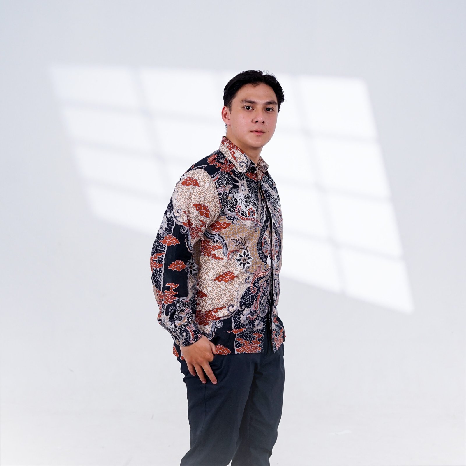 Batik Trusmi Kemeja Batik Motif Sawat Coklat - Gambar 3