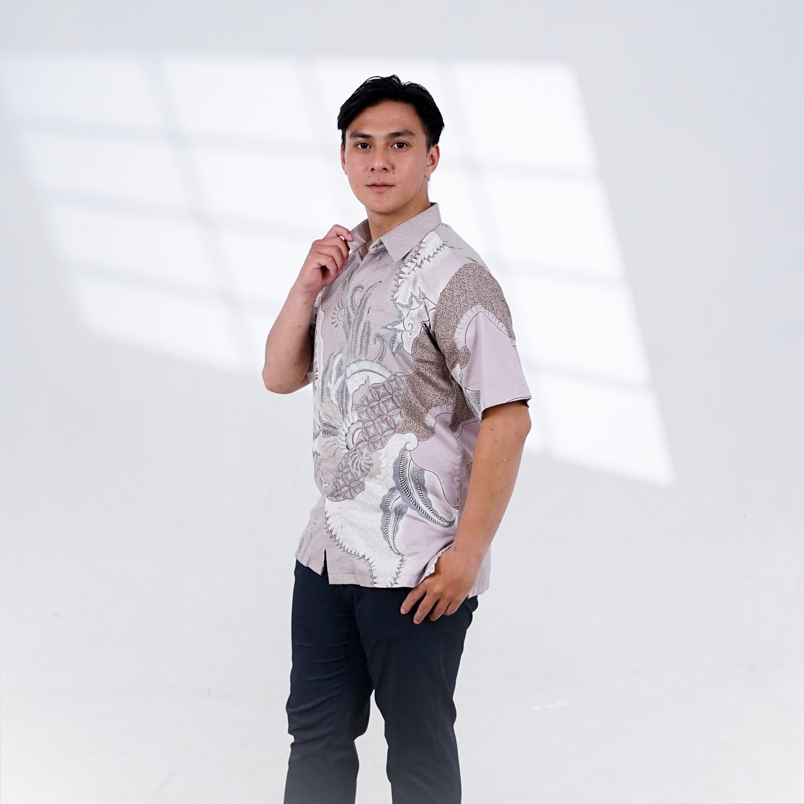 Batik Trusmi Hem Reguler Bahan Dobby 22647A Abu MUN - Gambar 4