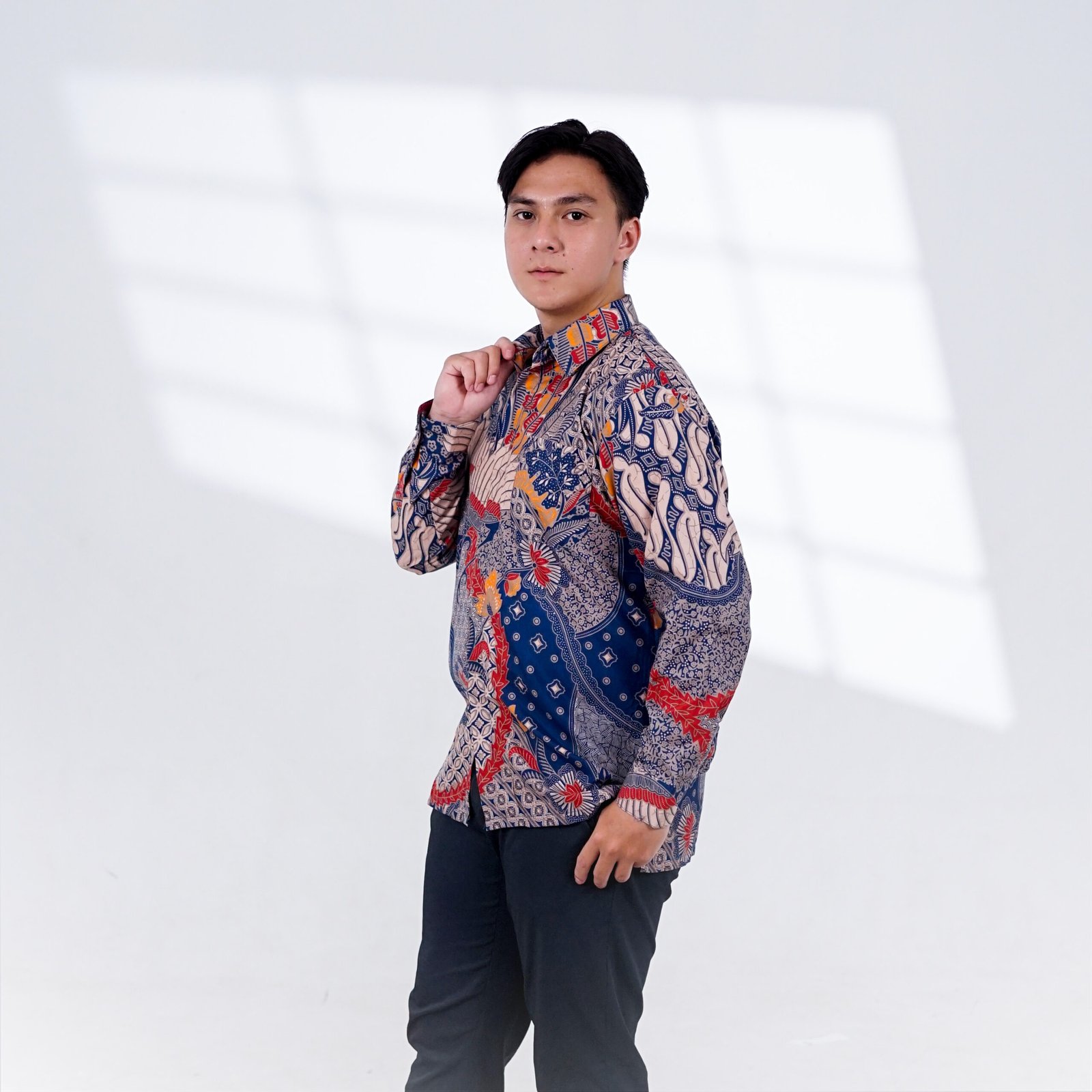 Batik Trusmi Kemeja Motif Kombinasi Sekar Jagad Biru BUL - Gambar 4