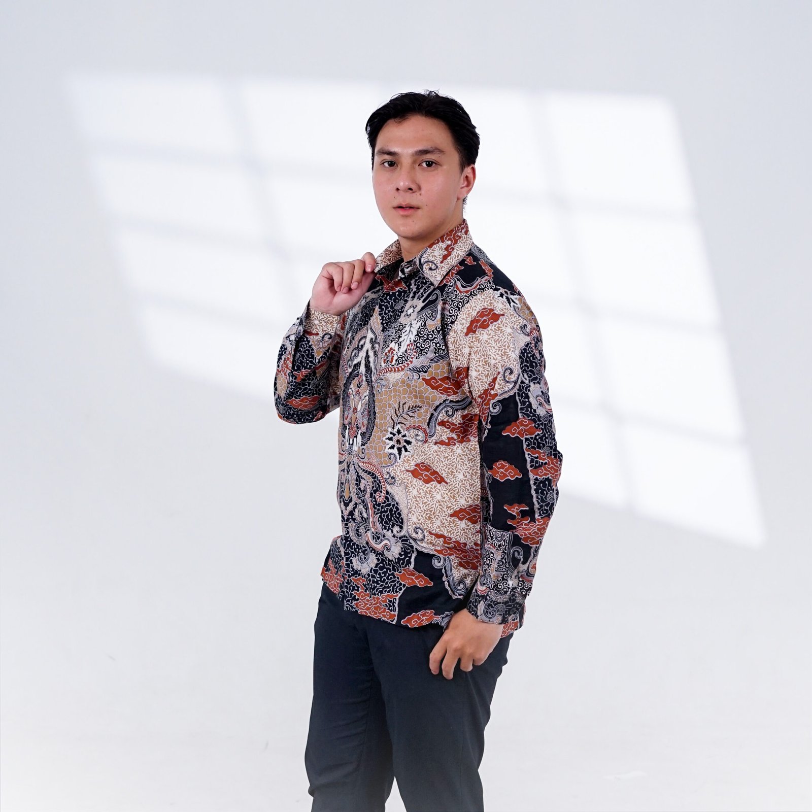 Batik Trusmi Kemeja Batik Motif Sawat Coklat - Gambar 4