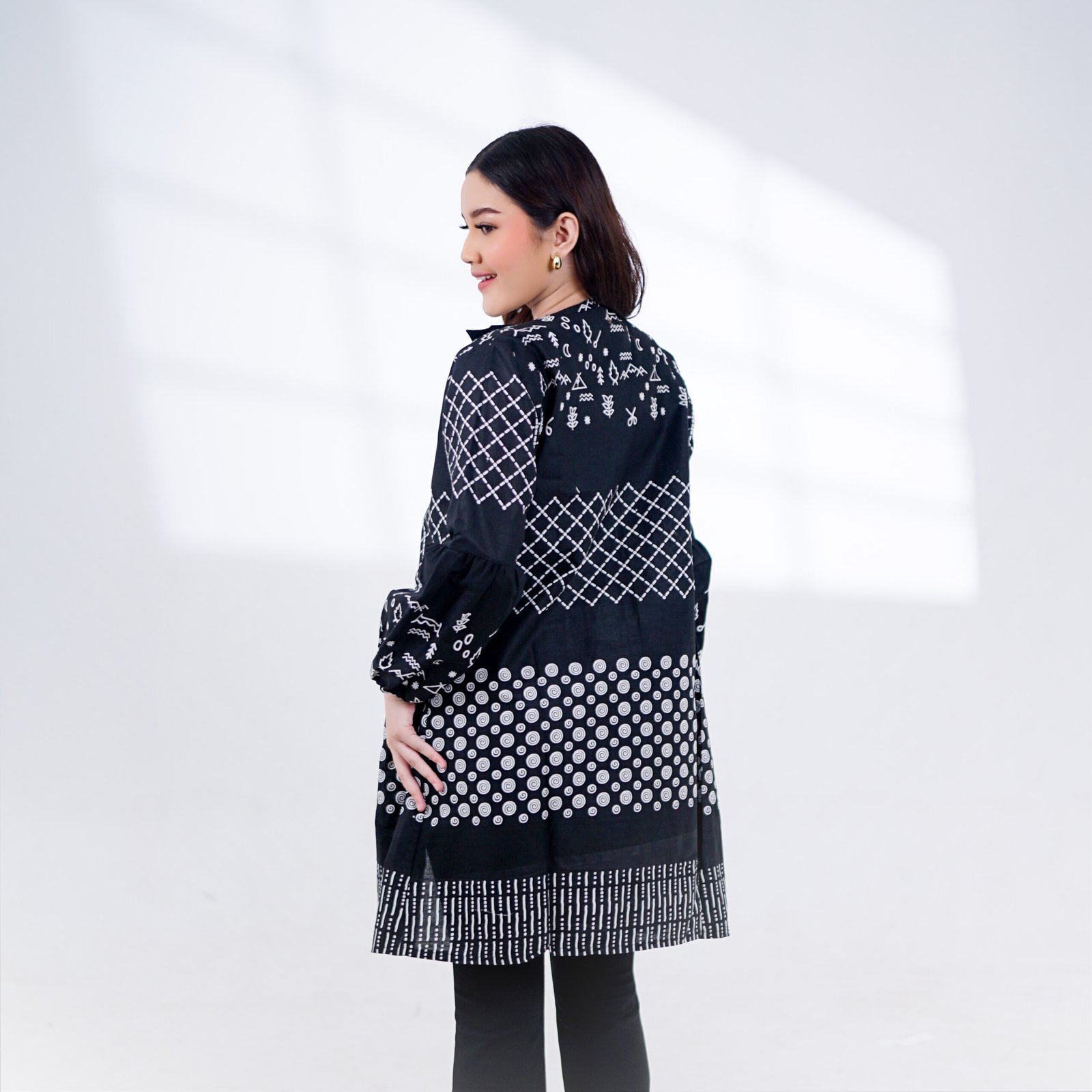 Batik Trusmi Outer Batik Warna Hitam Motif IKN - Gambar 3