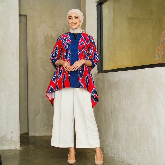 Batik Trusmi Red Blouse Dimensi Motif Mega Mendung Premium - Gambar 3