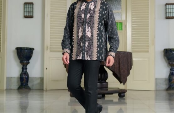 Batik Trusmi x Nobby X Tya Ariestya Byanaka RLM - Kemeja Pria Sarimbit Polly Dobby