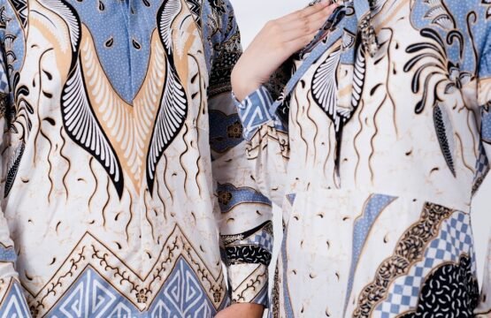 Batik Trusmi Set Couple Dress Batik Wanita dan Kemeja Batik Laki-Laki Laskar Abu