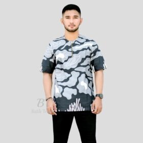 BATIK TRUSMI Hem Megamendung BT x PURANA Abu Kemeja Pria Lengan Pendek Denim