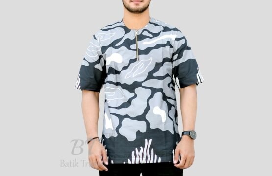 BATIK TRUSMI Hem Megamendung BT x PURANA Abu Kemeja Pria Lengan Pendek Denim